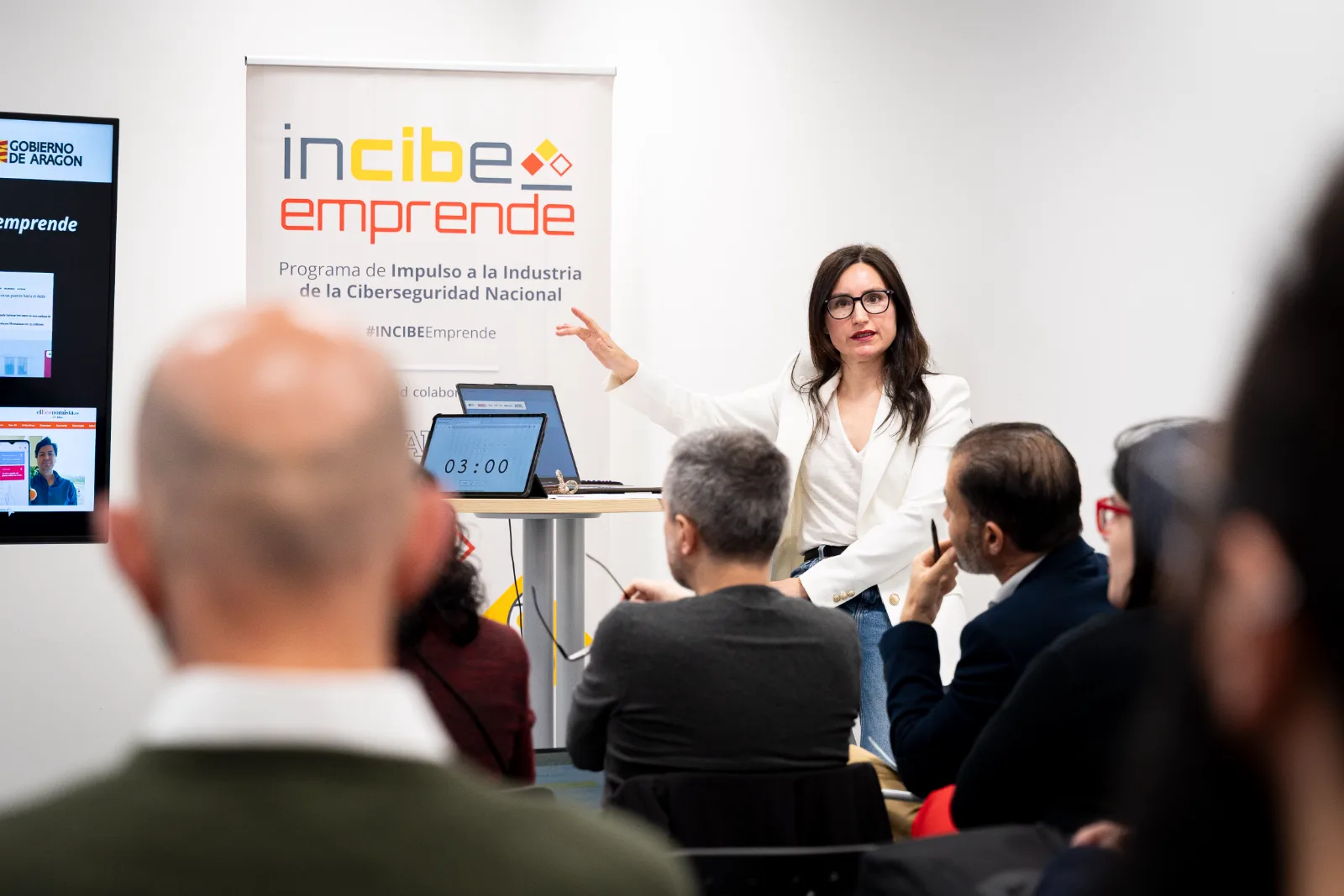 Sara Santolaria interviniendo ante asistentes en una sesión de INCIBE Emprende